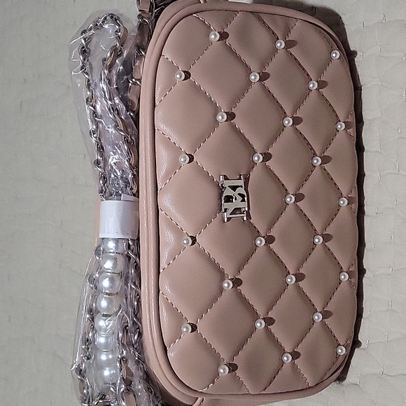 NWT Badgley Mischka Elegant Quilted Vegan Leather Tan Crossbody/Camera   Bag - Picture 3 of 16